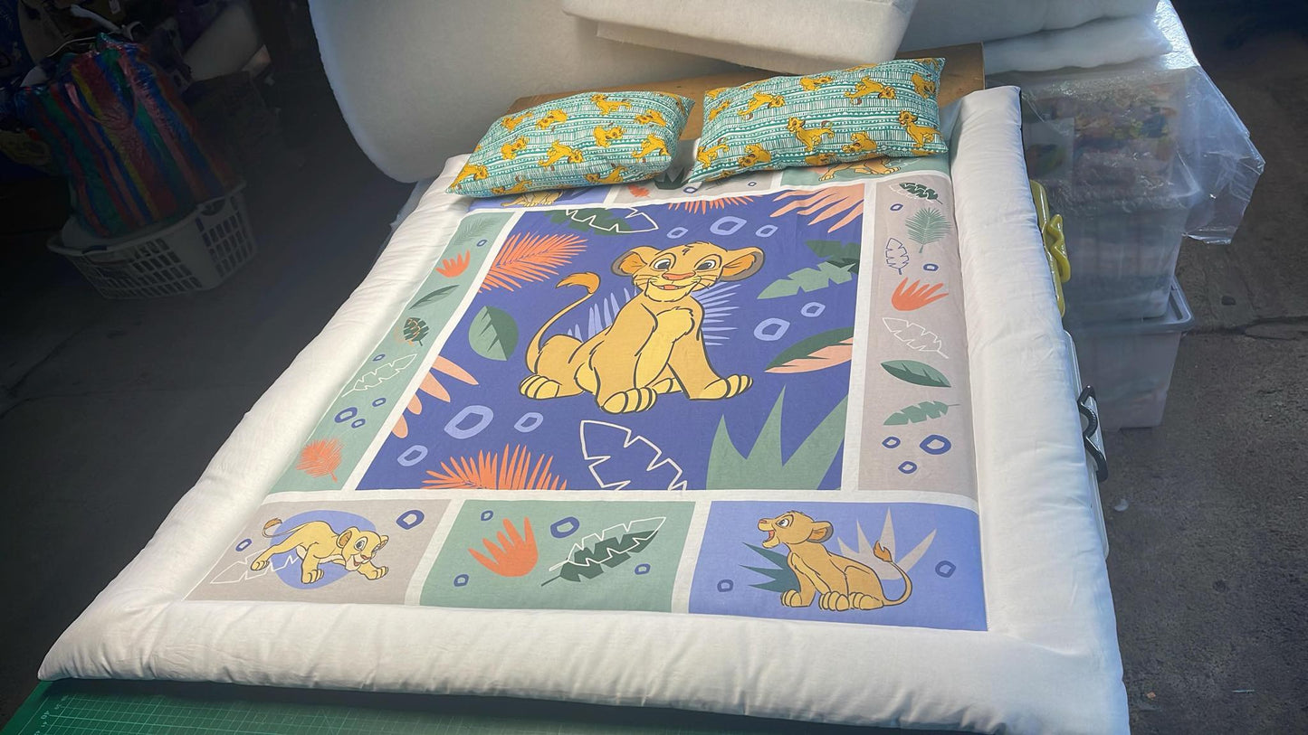 Cot quilt set with pillows