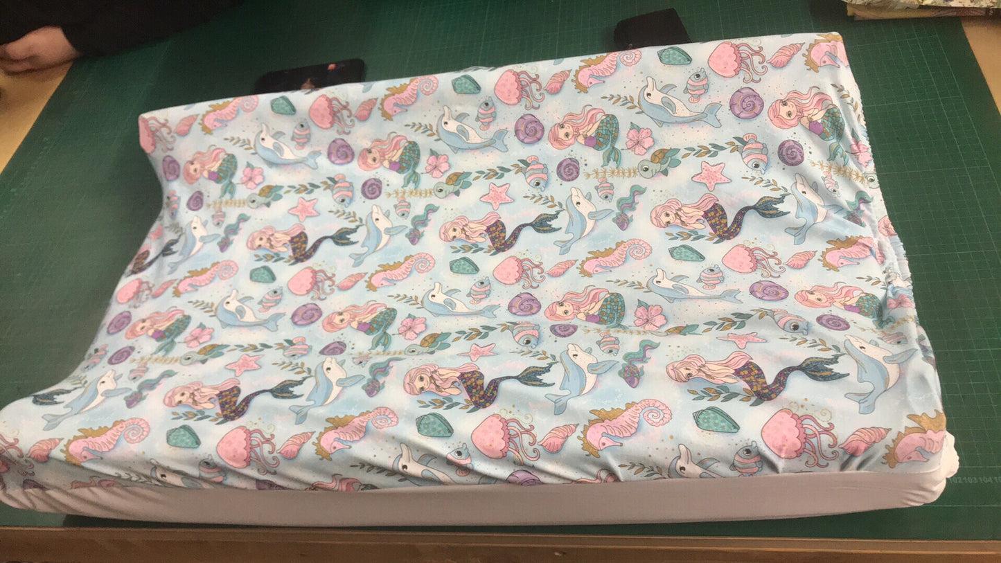 Change mat cover or bassinet sheet