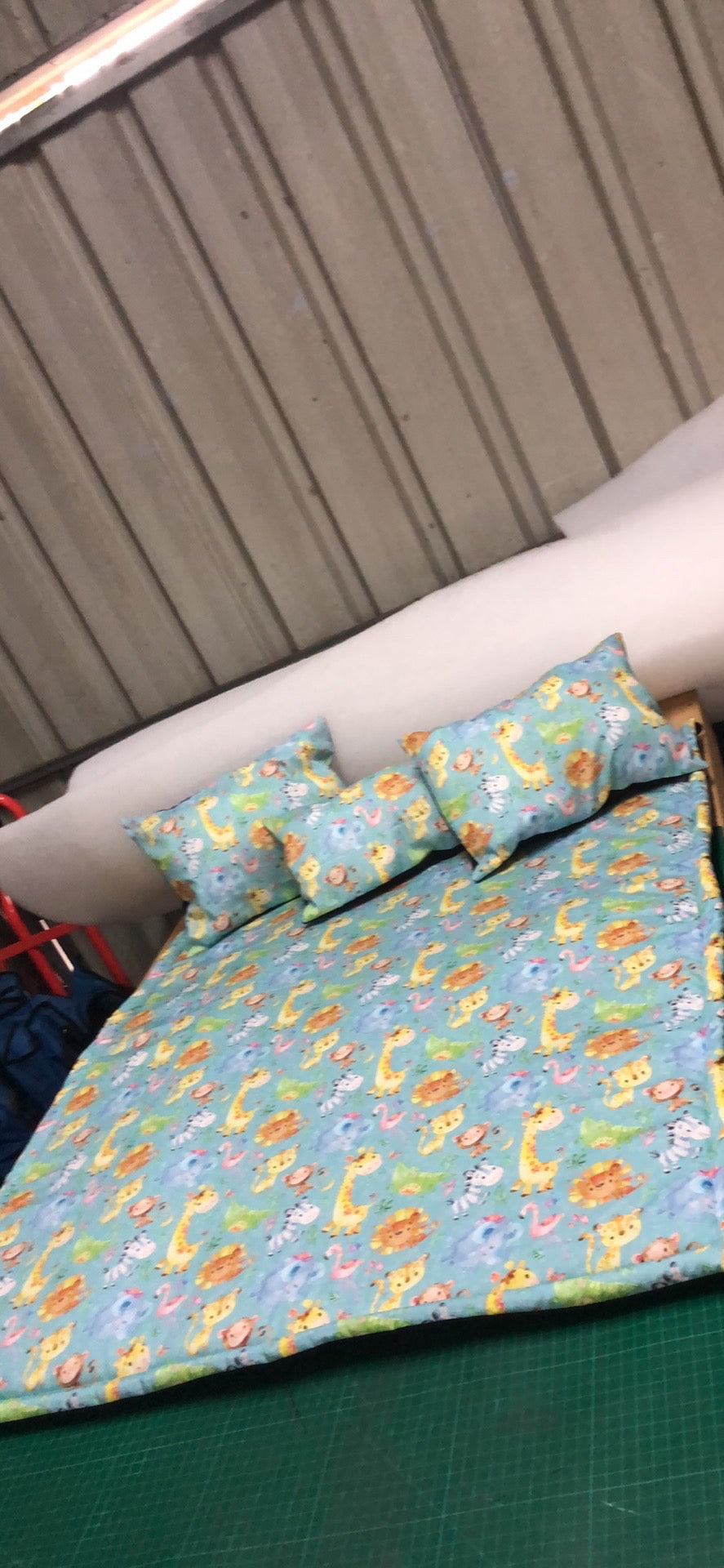 Cot quilt set with pillows