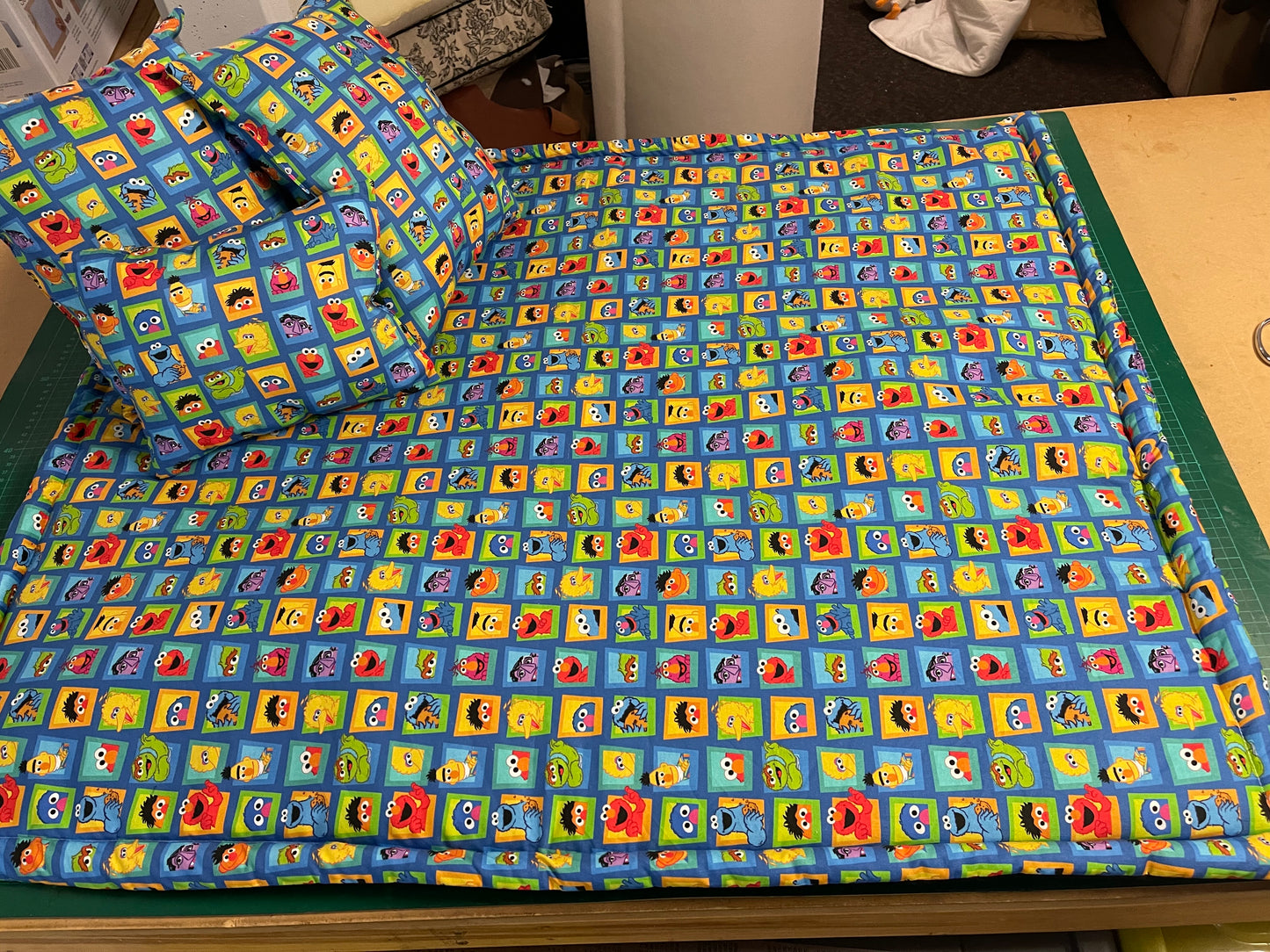 Cot quilt set with pillows