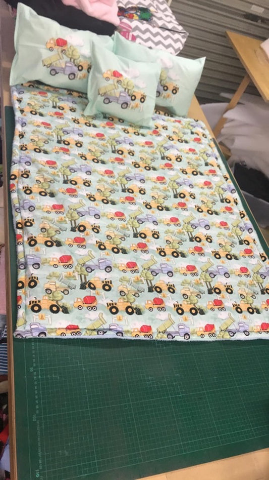 Cot quilt set with pillows