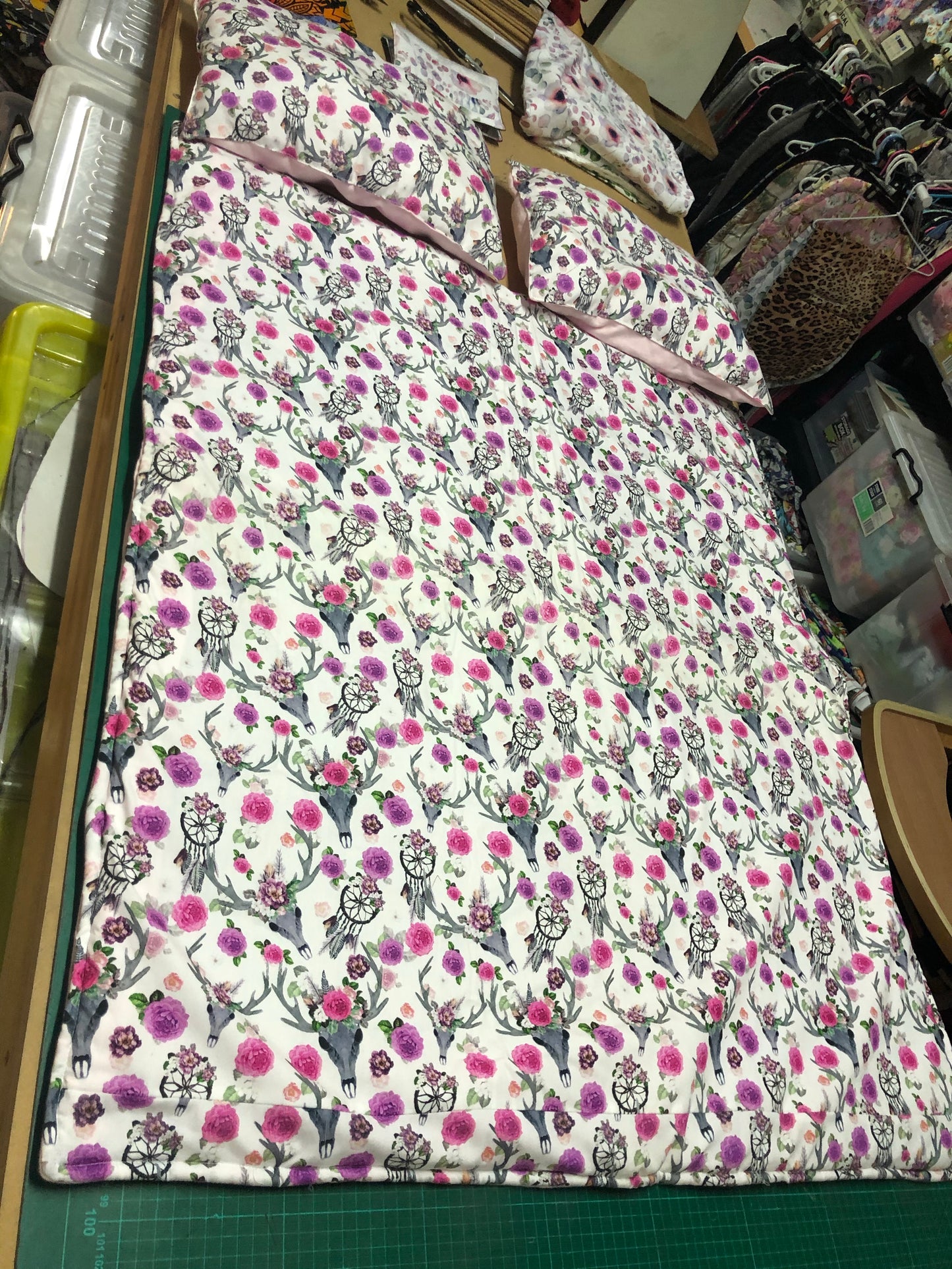 Cot quilt set with pillows