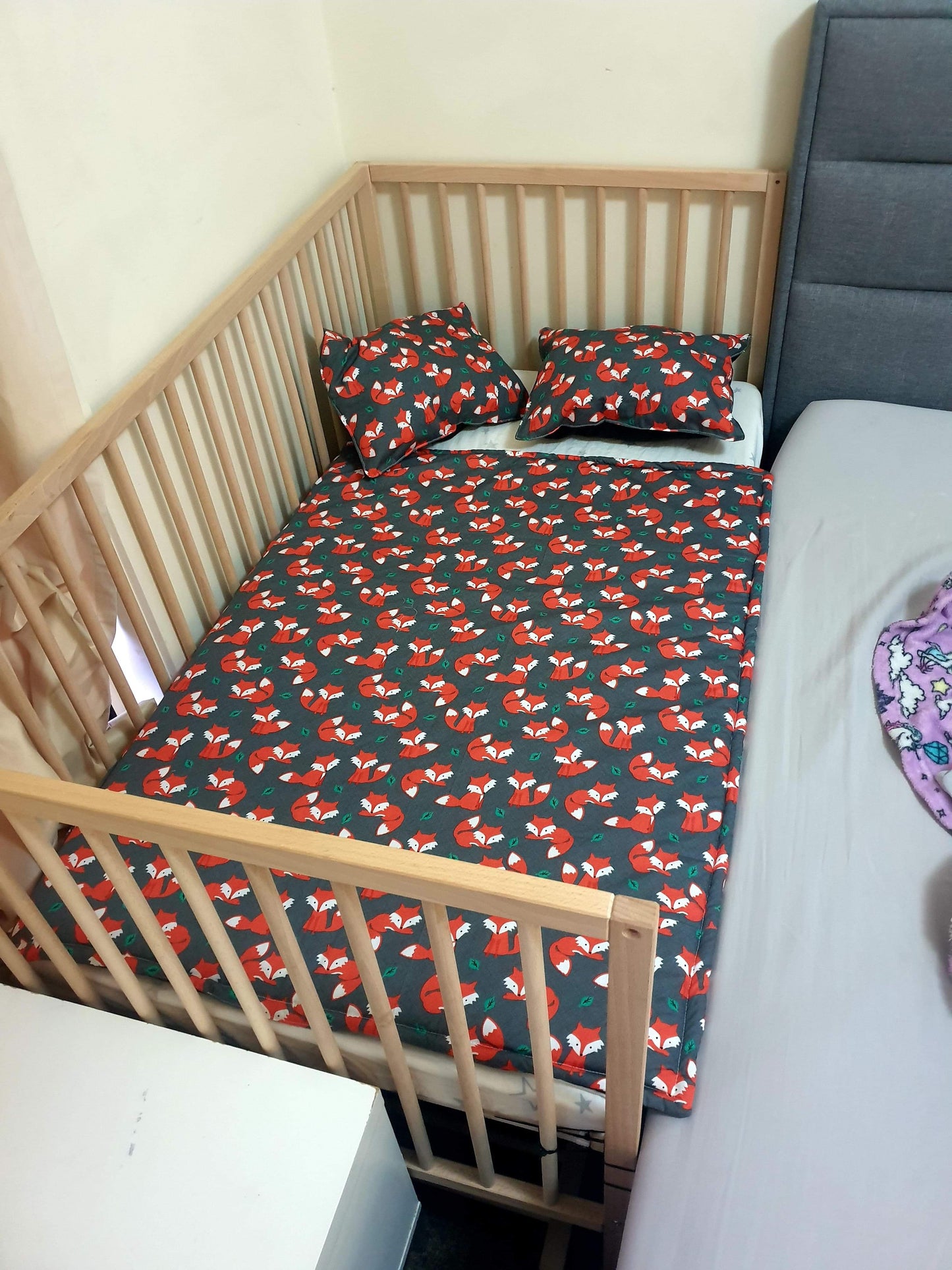 Cot quilt set with pillows