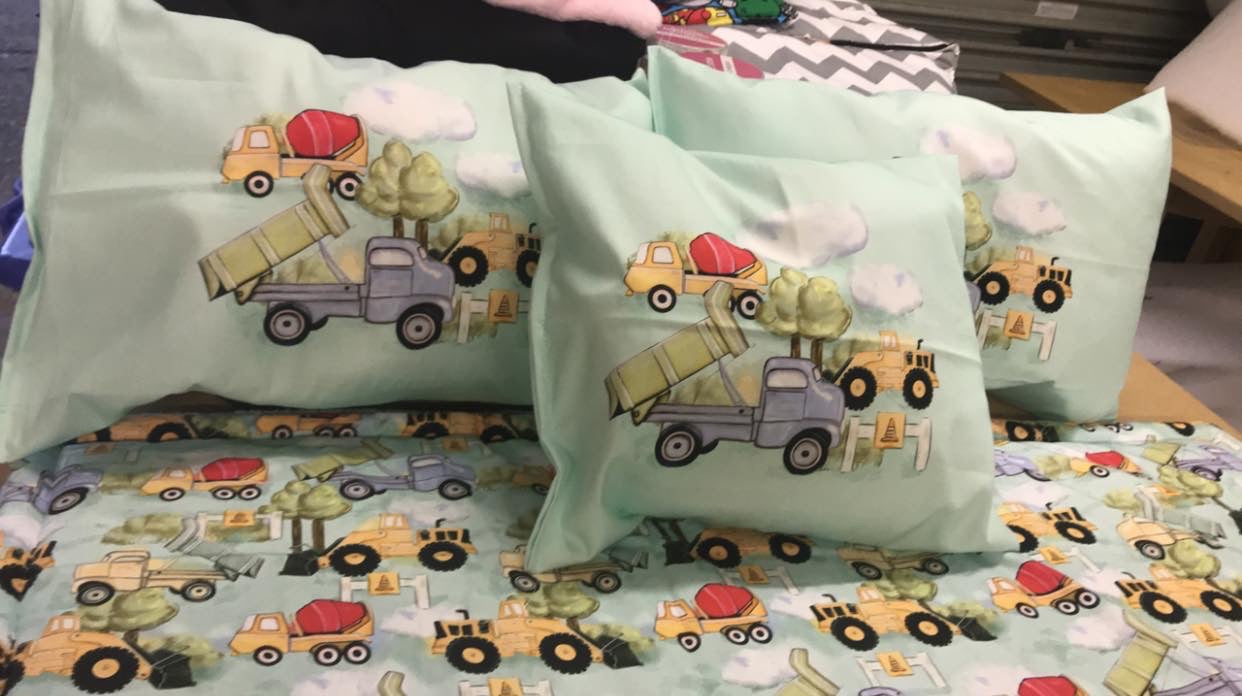 Cot quilt set with pillows